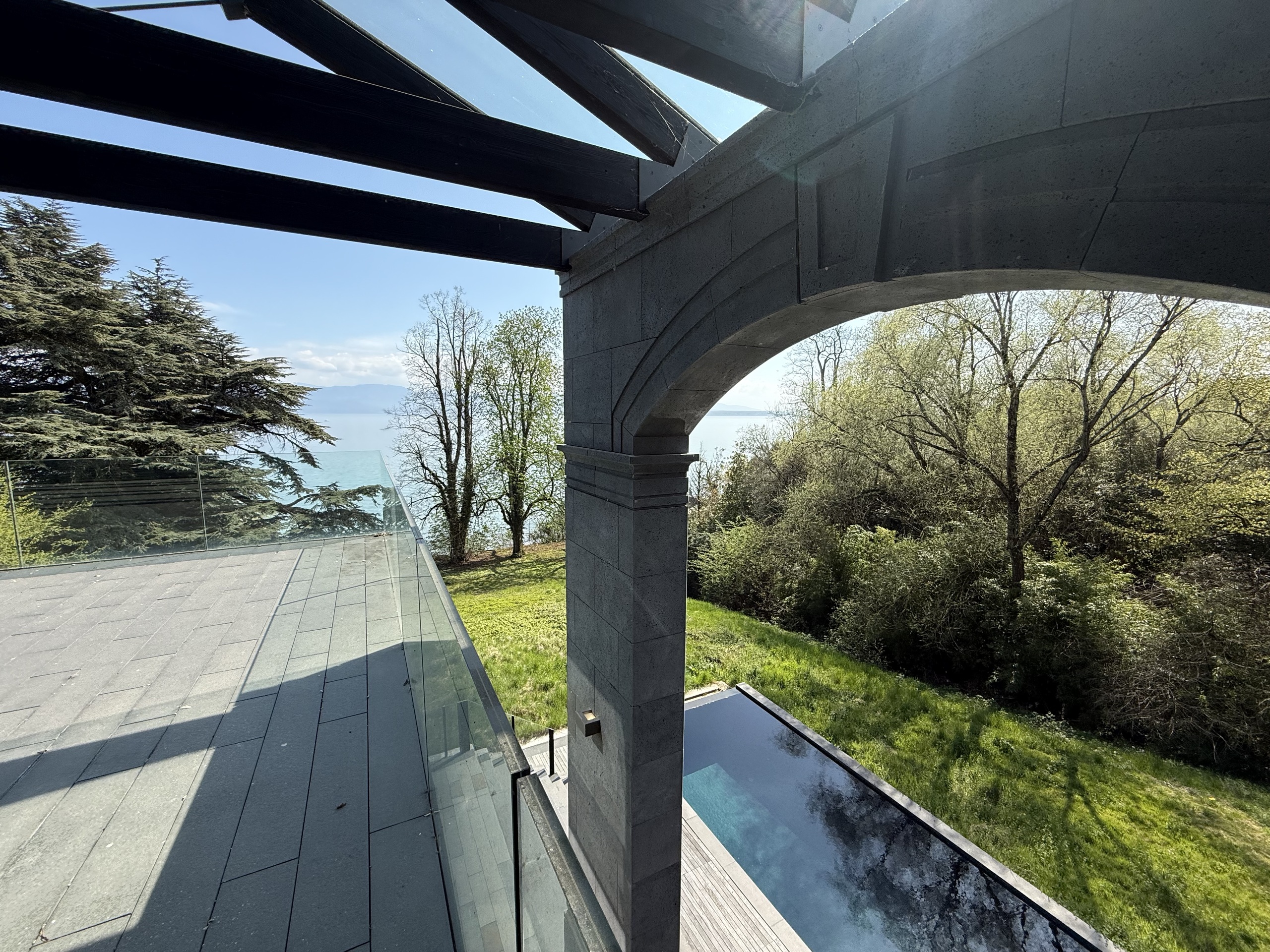 Seeblick von einer modernen Terrasse