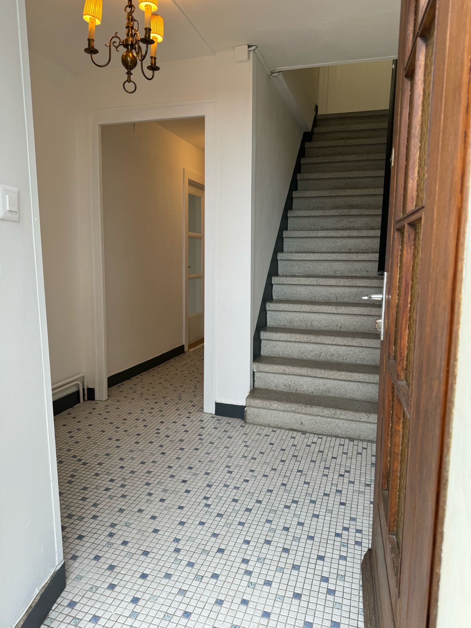 Treppenhaus mit Mosaikboden