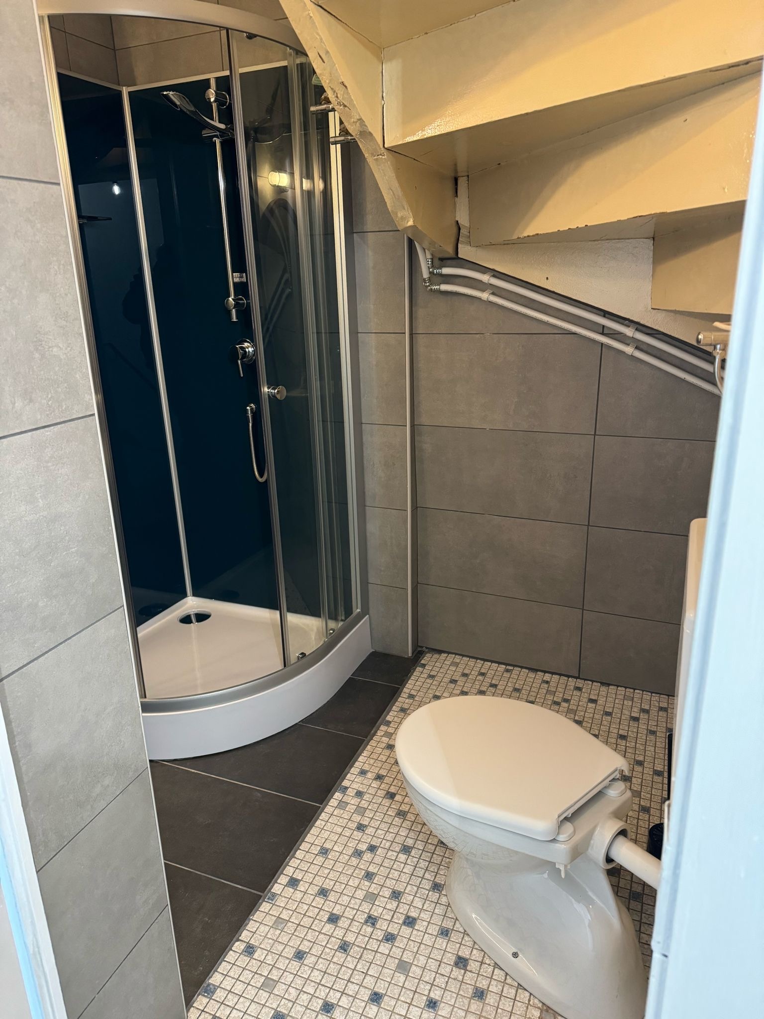 Kleines Badezimmer mit Dusche und WC