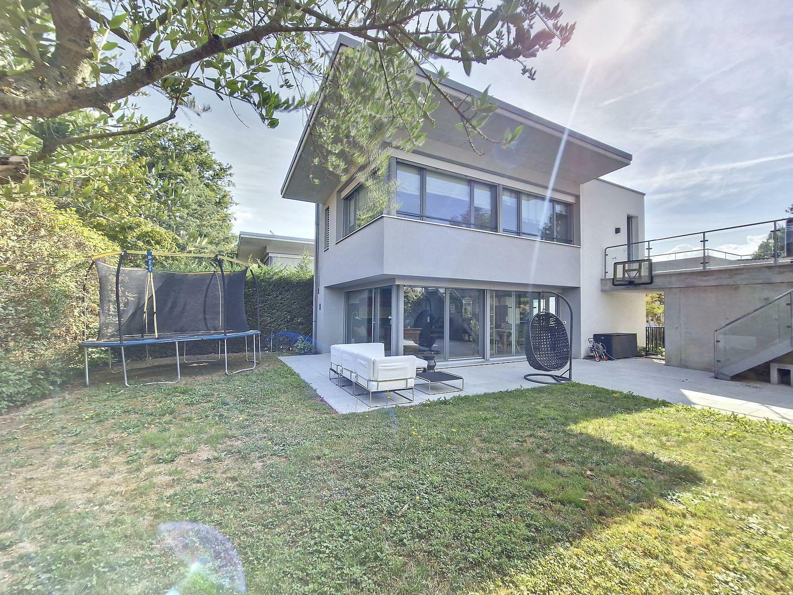 Moderner Garten mit zweigeschossigem Wohnhaus