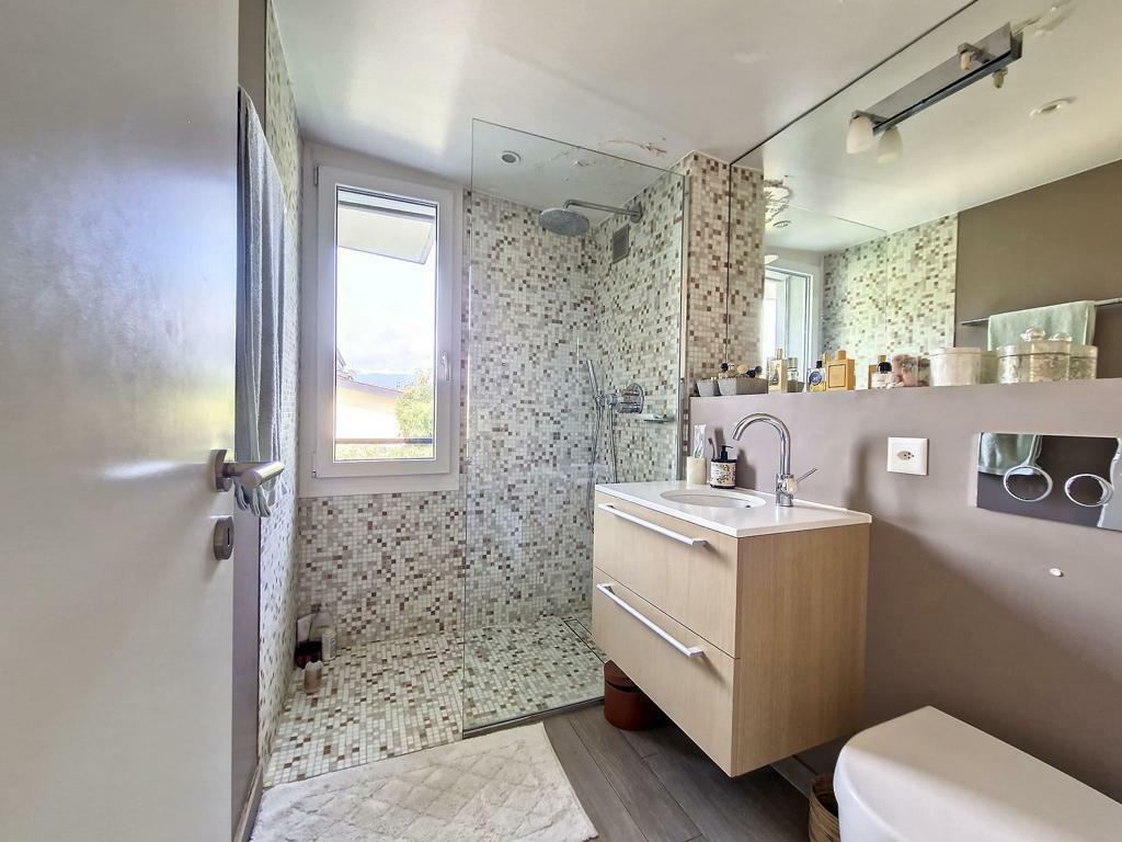 Modernes Badezimmer mit Dusche und Waschtisch