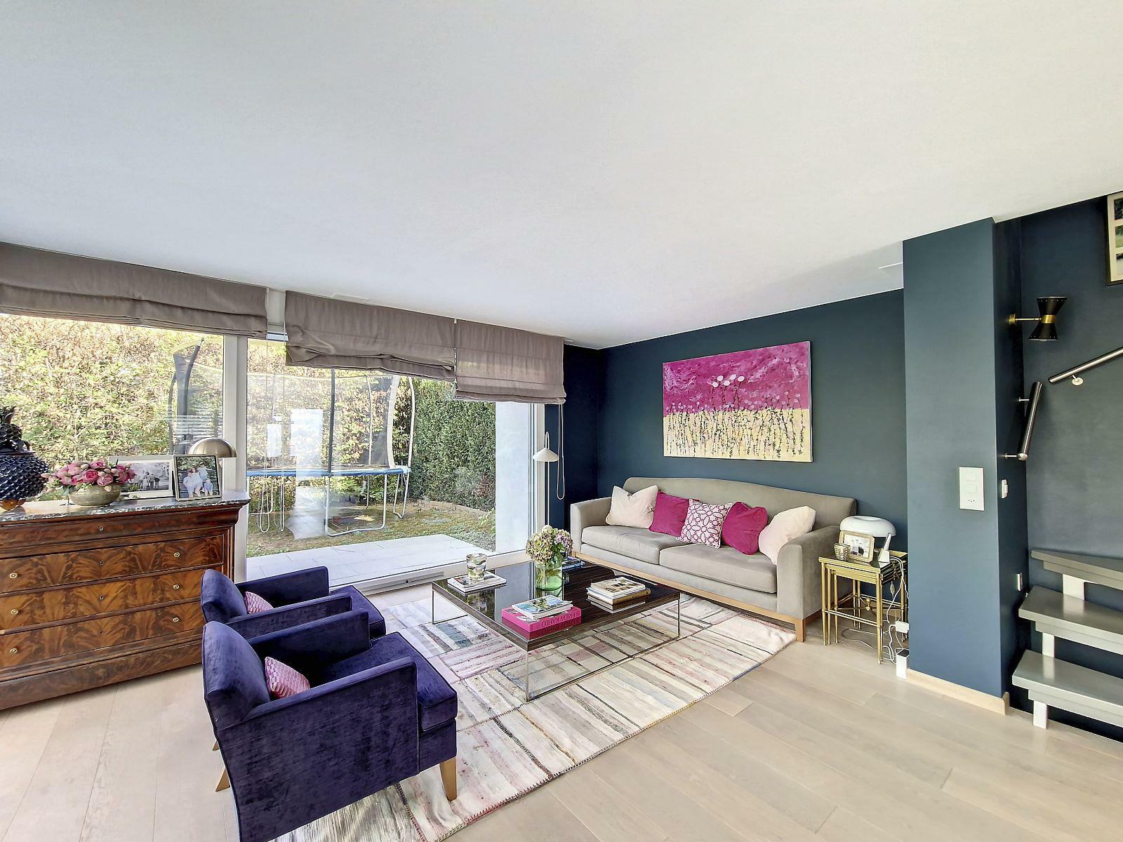 Modernes Wohnzimmer mit Gartenblick
