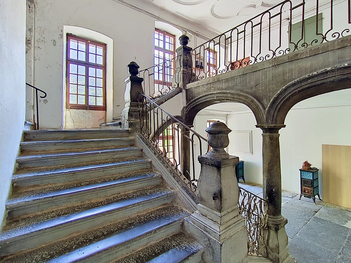Historisches Treppenhaus mit Galerie