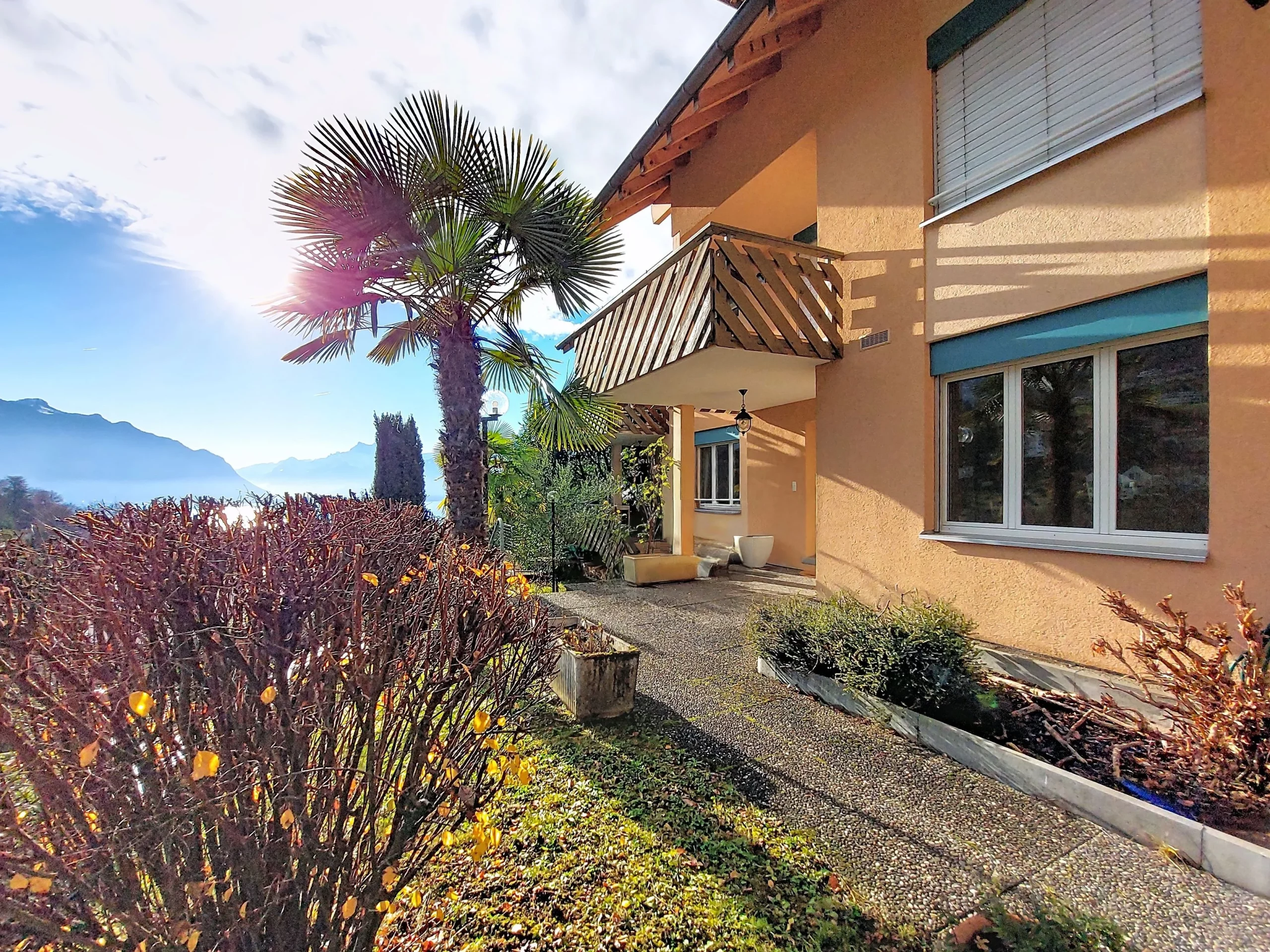 Außenansicht eines Hauses mit Garten und Bergblick