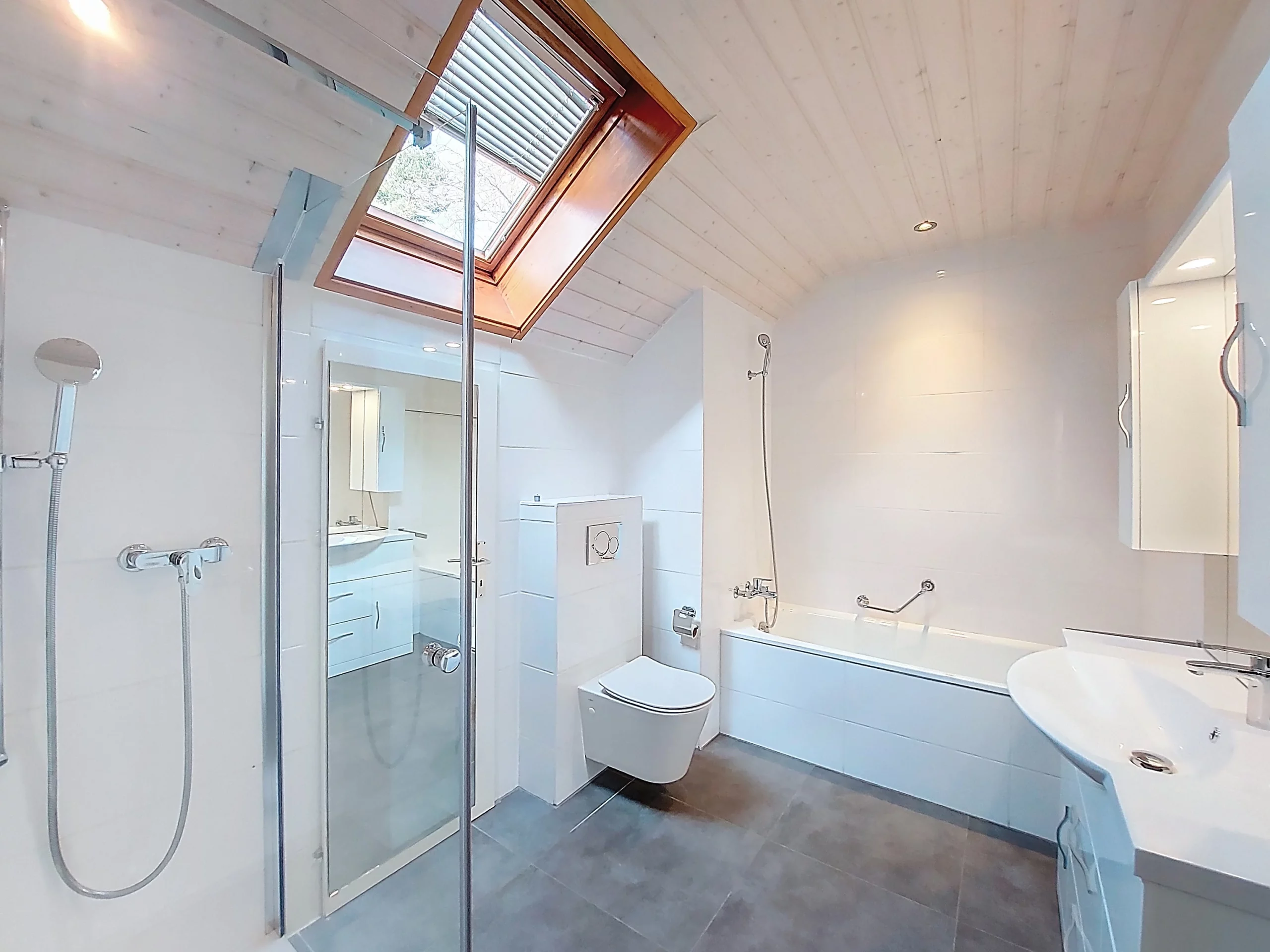 Modernes Badezimmer unter Dachschräge