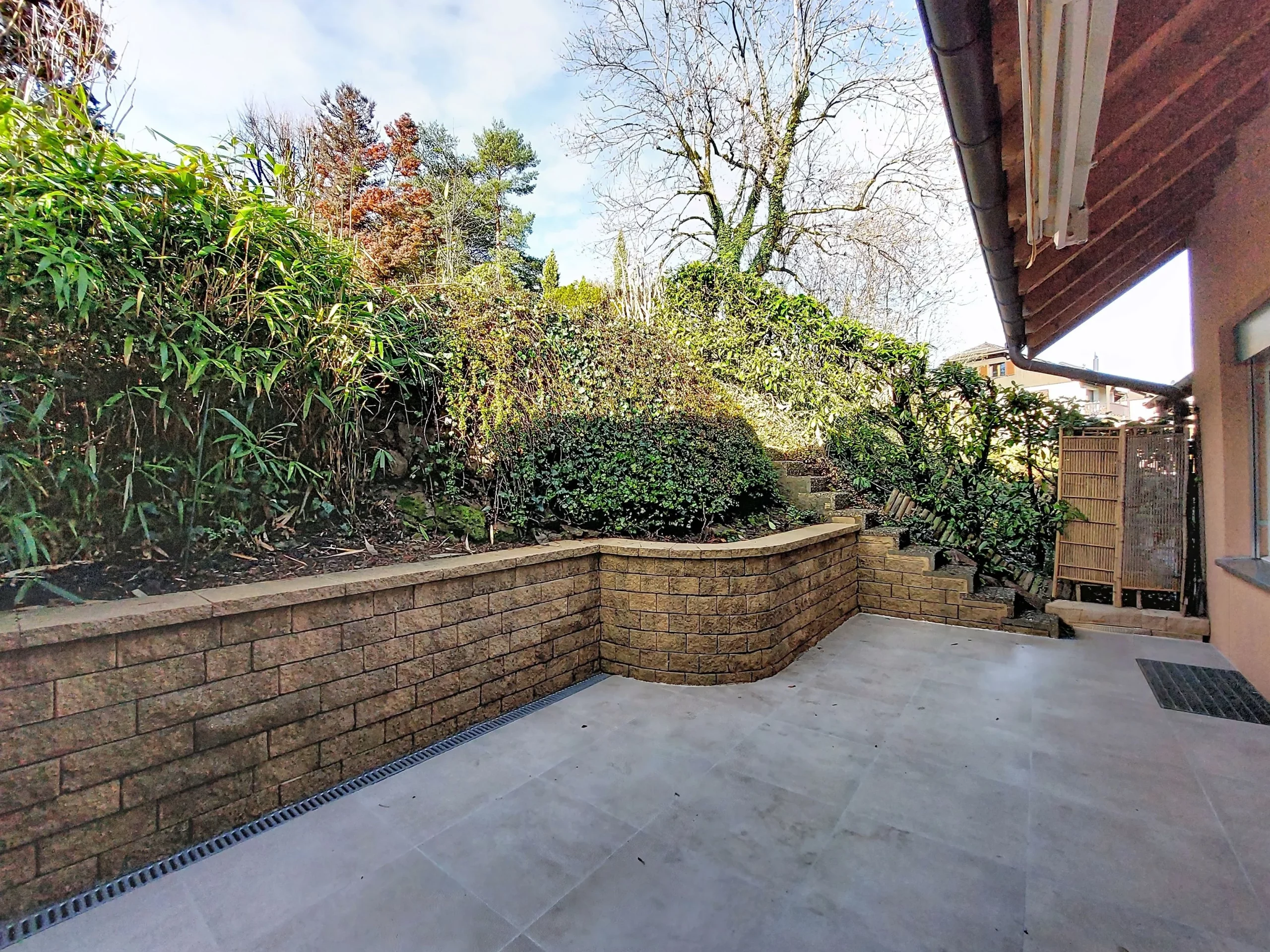 Terrasse mit Gartenhang