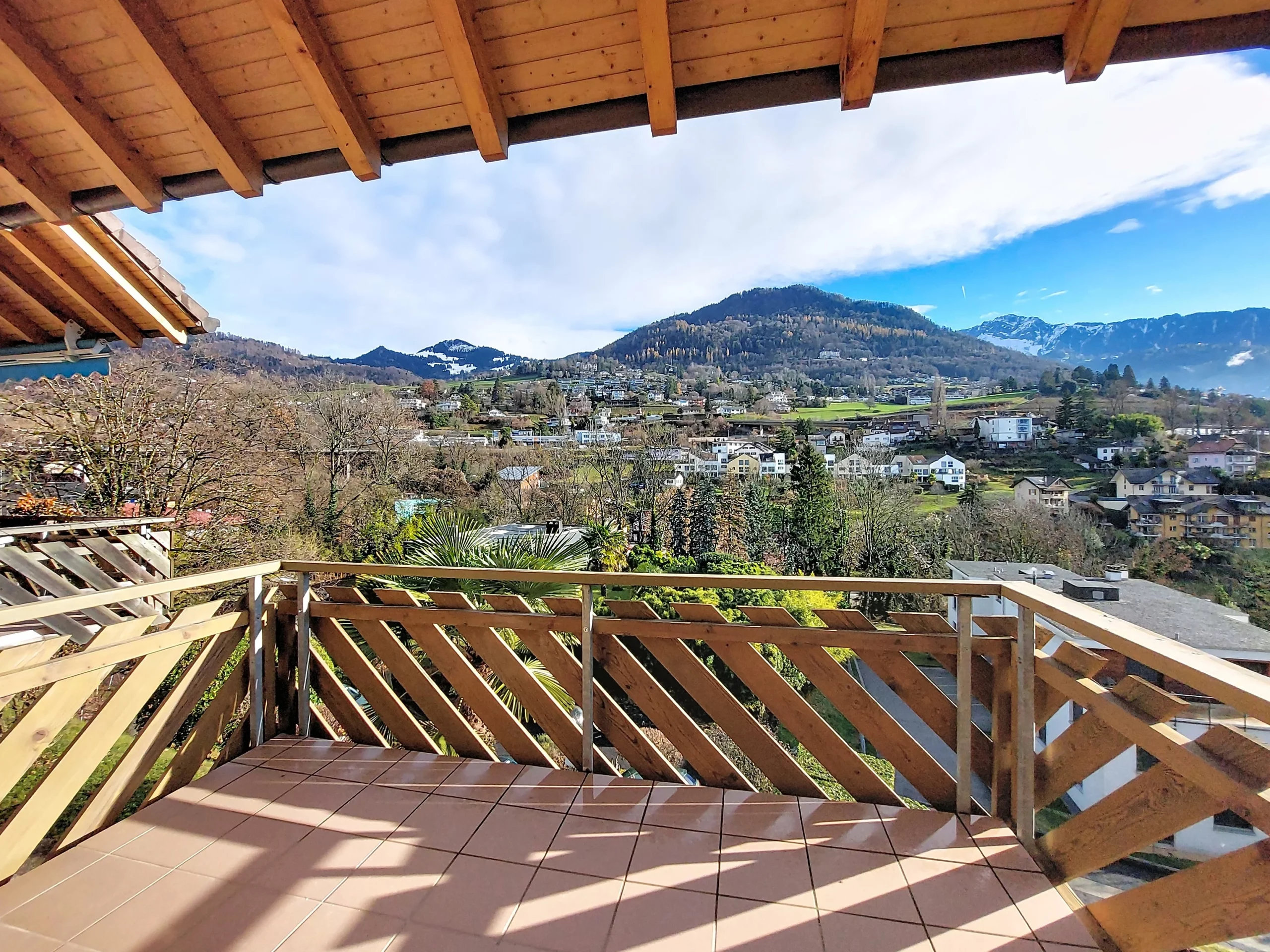 Balkon mit Bergpanorama