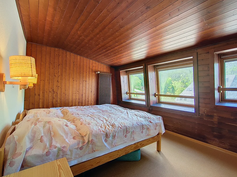 Gemütliches Schlafzimmer mit Holzverkleidung
