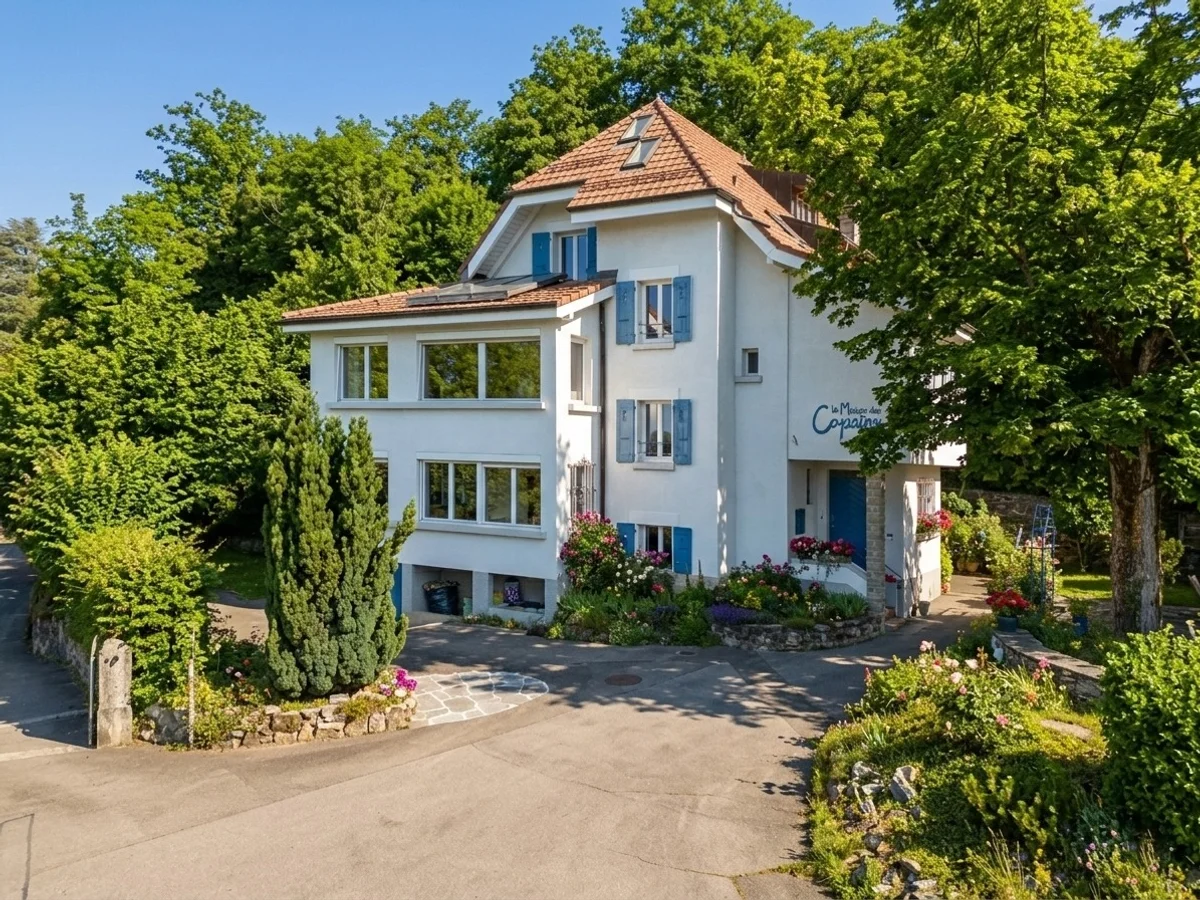 Außenansicht eines charmanten Hauses mit Garten