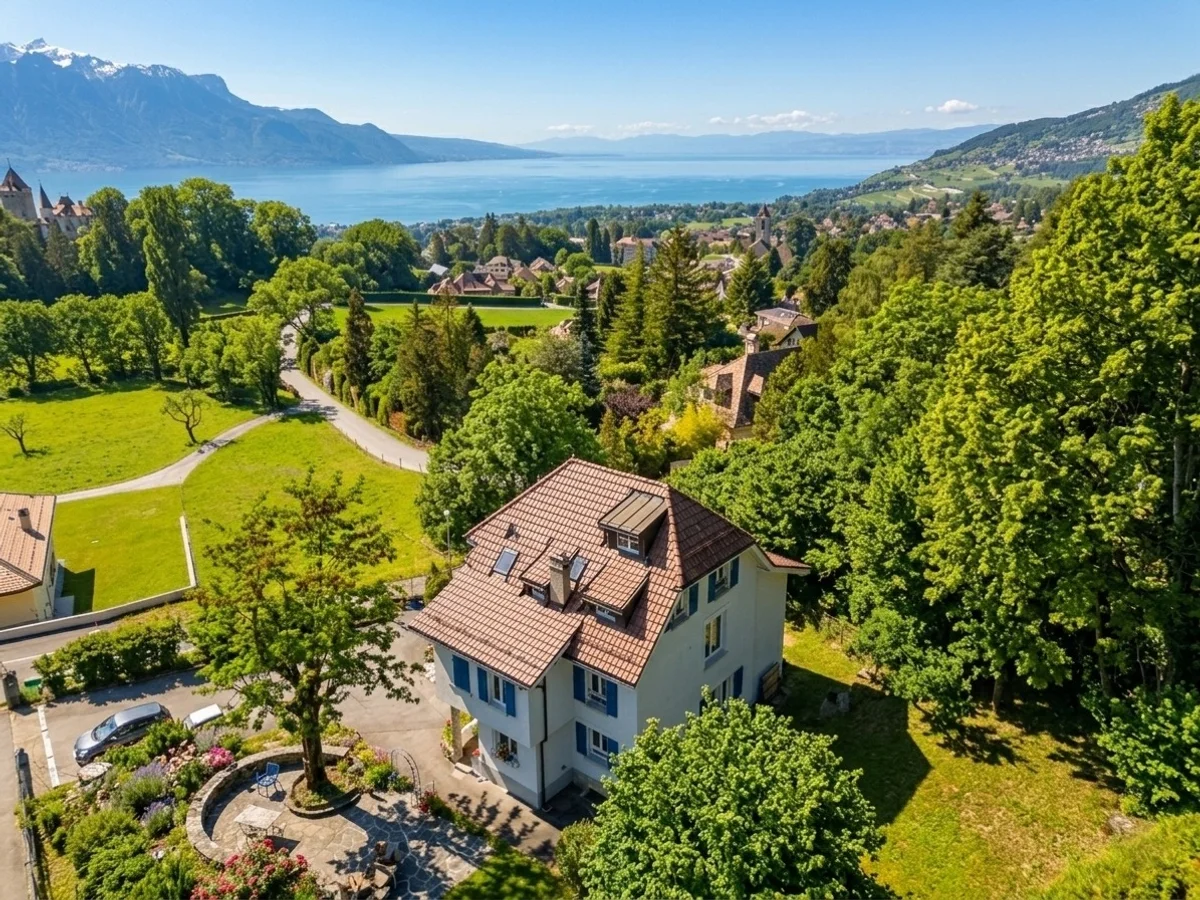 Luftaufnahme eines Hauses mit Seeblick