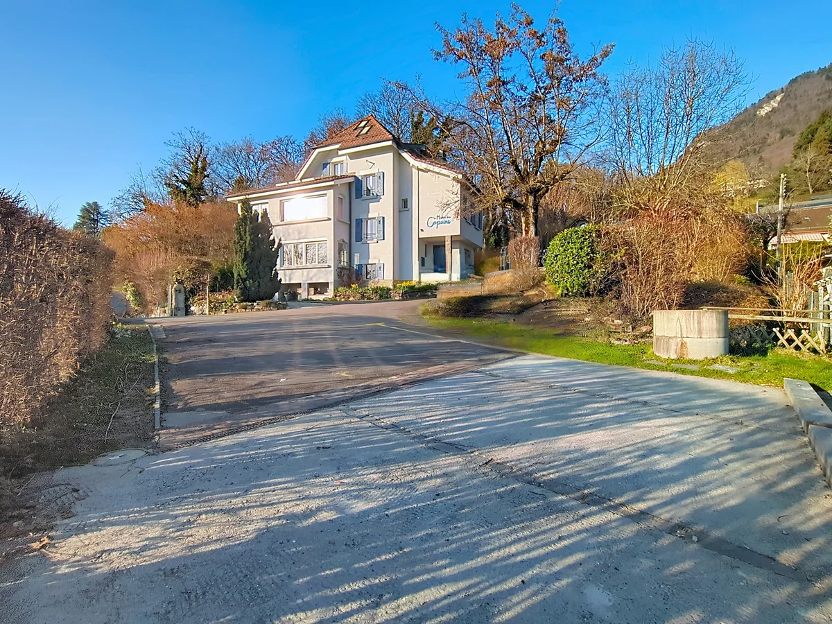 Mehrfamilienhaus in Hanglage mit Zufahrt