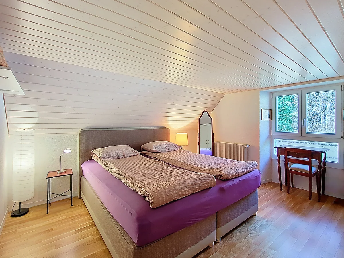 Dachgeschoss-Schlafzimmer mit Doppelbett