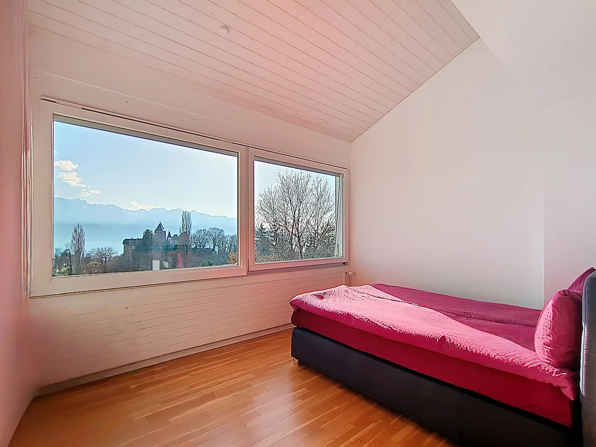 Helles Schlafzimmer mit Ausblick