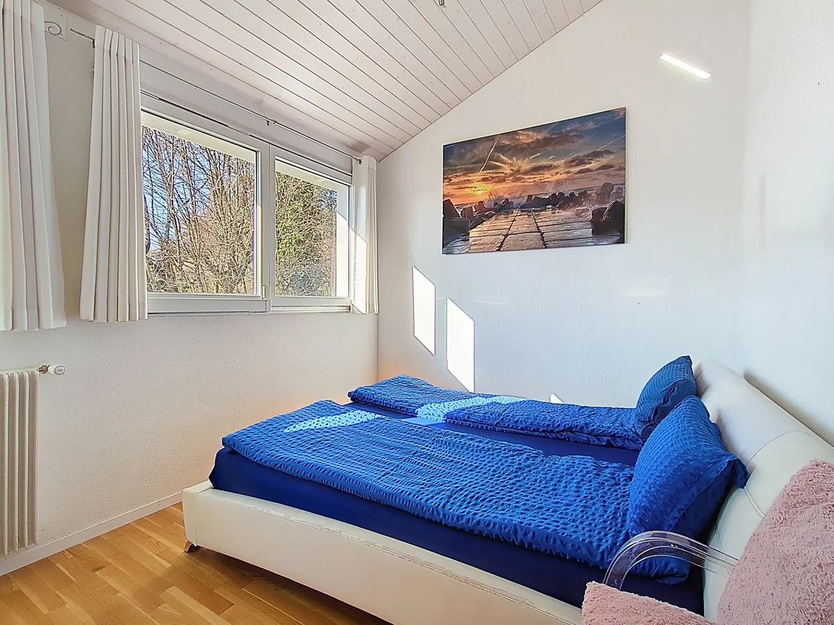 Helles Schlafzimmer mit Dachschräge