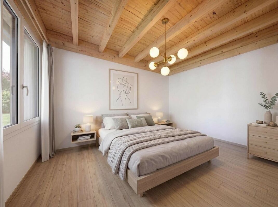 Helles Schlafzimmer mit Holzdecke