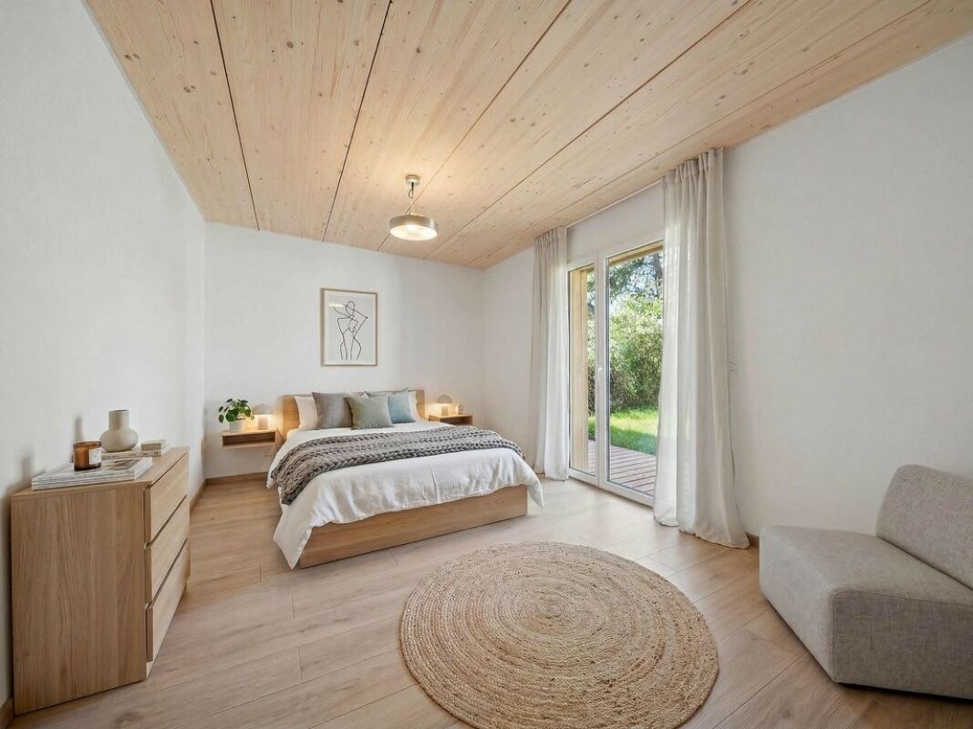 Helles Schlafzimmer mit Naturholzdecke