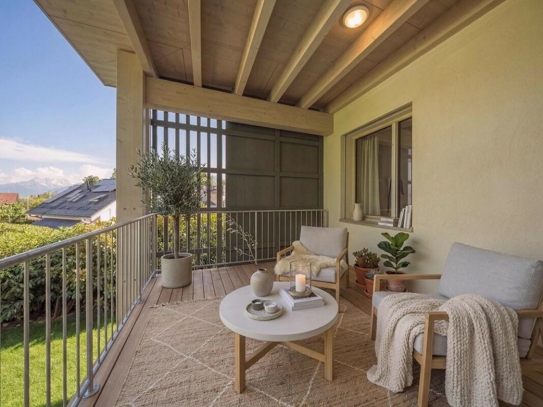 Überdachte Balkonterrasse mit gemütlicher Sitzgruppe