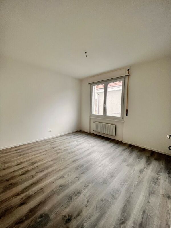 Leerer heller Raum mit Fenster