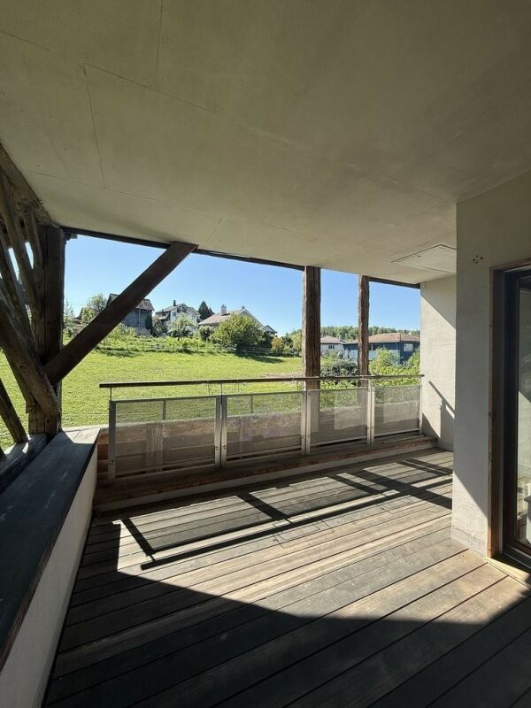 Balkon mit Holzverkleidung und Grünblick