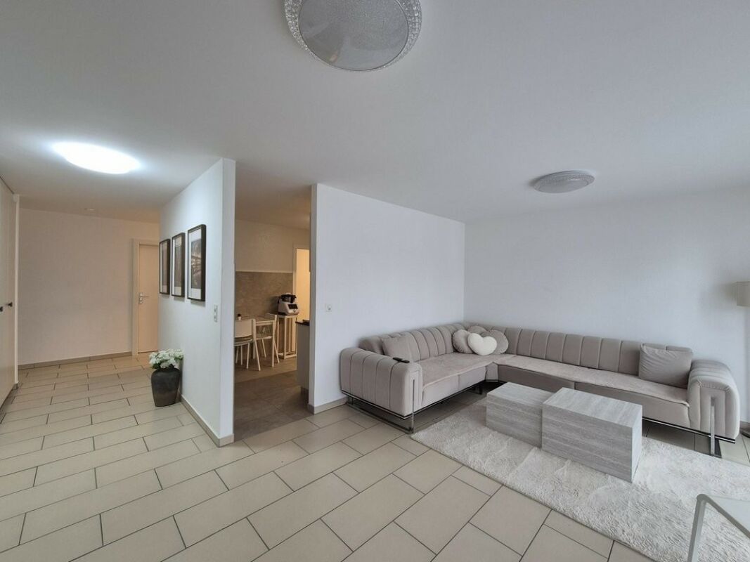 Heller Wohnbereich mit Ecksofa