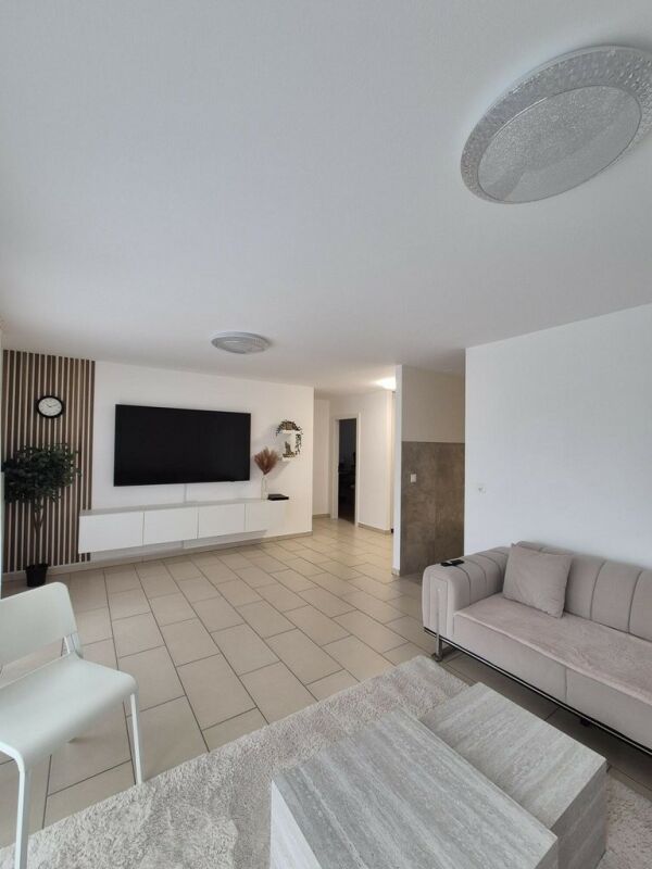 Modernes Wohnzimmer mit heller, neutraler Einrichtung