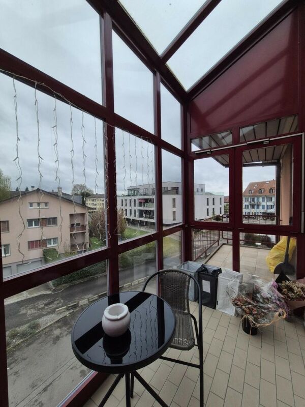 Verglaster Balkon mit Stadtblick