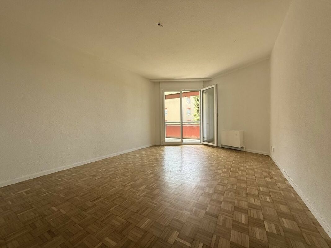 Leerer Wohnraum mit Balkonzugang