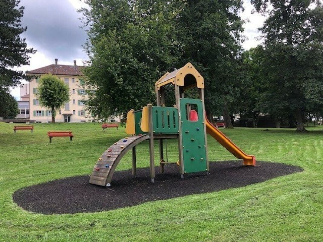 Spielplatz im grünen Wohnumfeld