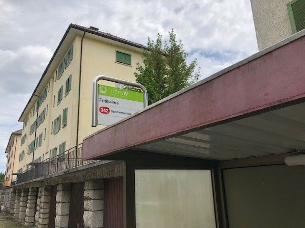 Außenansicht eines Mehrfamilienhauses mit Unterstand