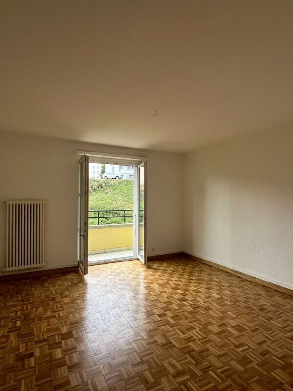 Leerer Wohnraum mit Balkonzugang