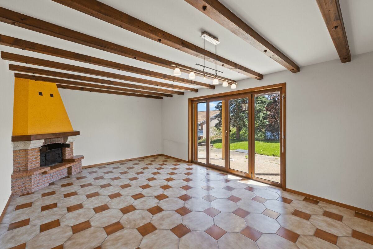 Wohnzimmer mit Kamin und Terrassentür