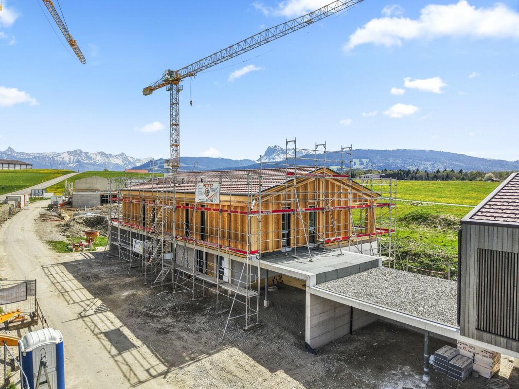 Baustelle eines Wohnhauses in ländlicher Umgebung