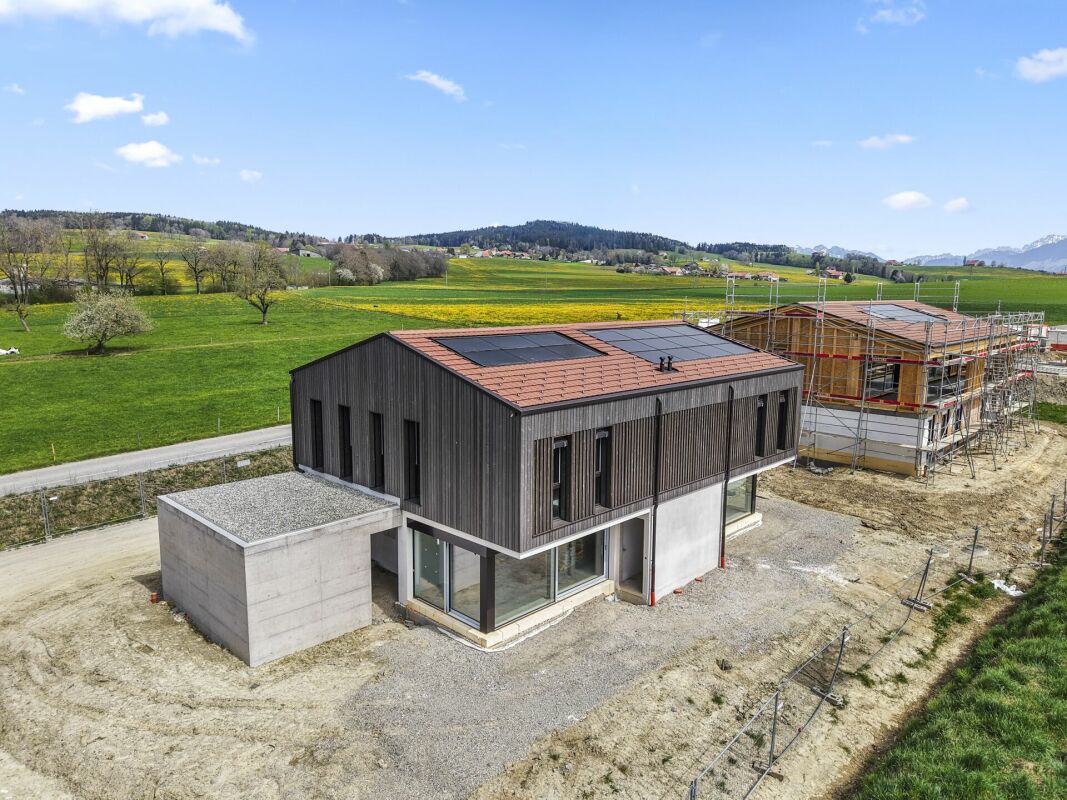 Modernes Neubauhaus in ländlicher Umgebung