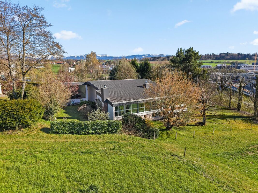 Freistehendes Haus mit großem Garten und Fernblick