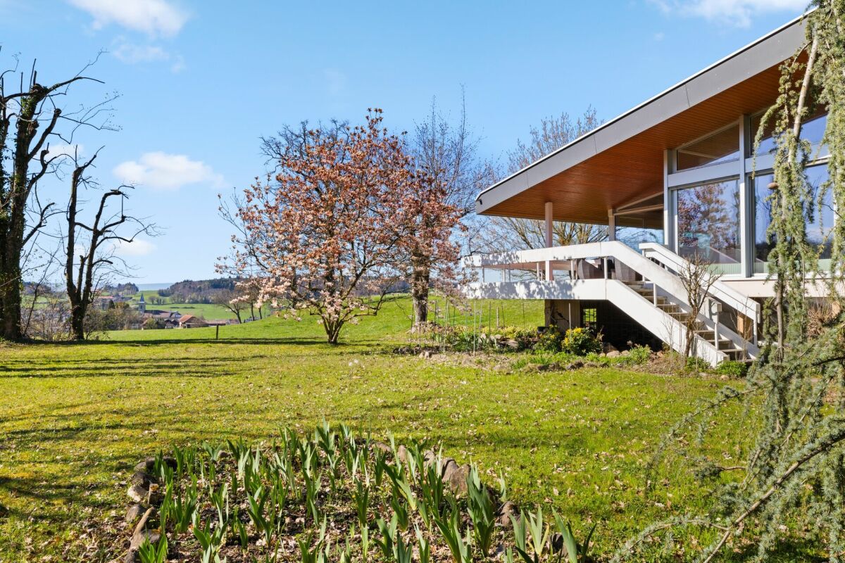Modernes Haus mit Panoramablick und großem Garten