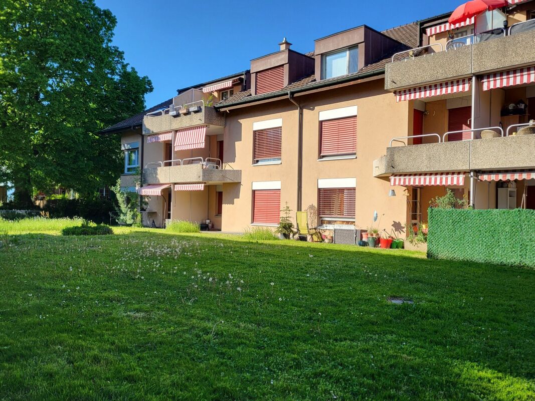 Mehrfamilienhaus mit Balkonen und Grünfläche