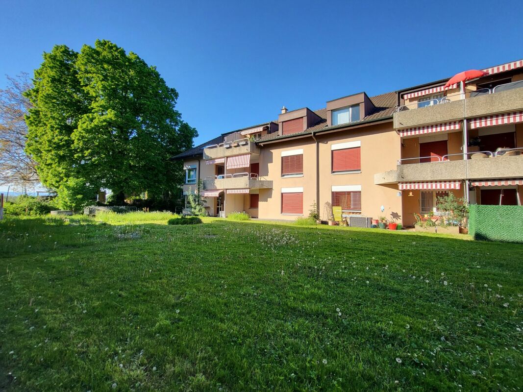 Mehrfamilienhaus mit Balkonen und Garten