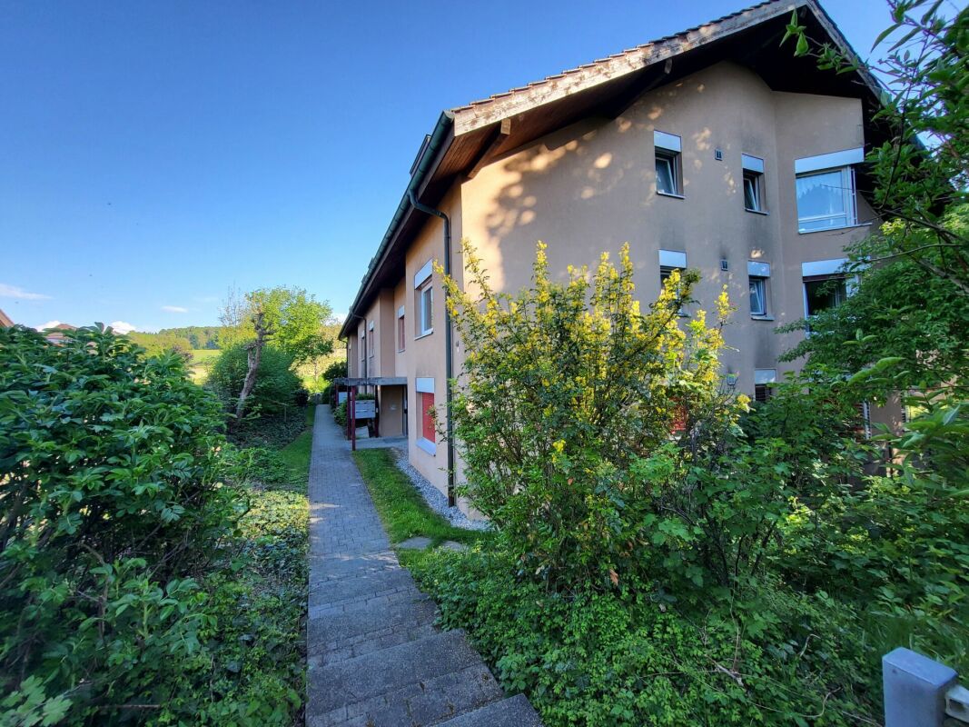 Mehrfamilienhaus mit Gartenansicht