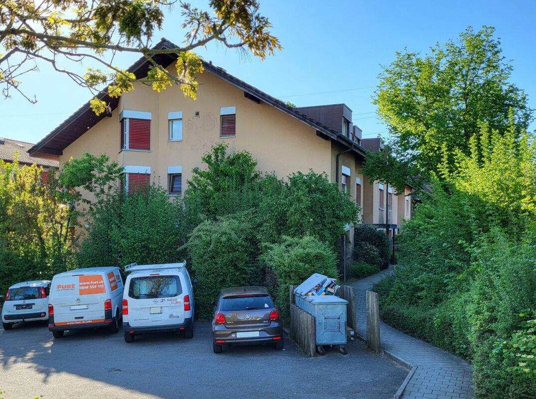 Wohnhaus mit Zufahrt und viel Grün