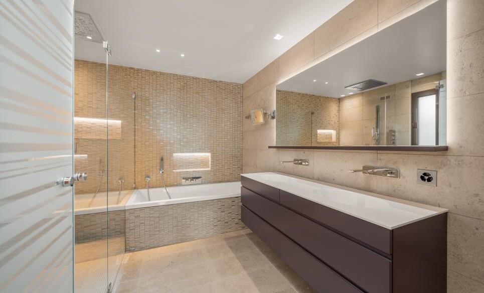 Modernes Badezimmer mit Badewanne und Doppelwaschtisch
