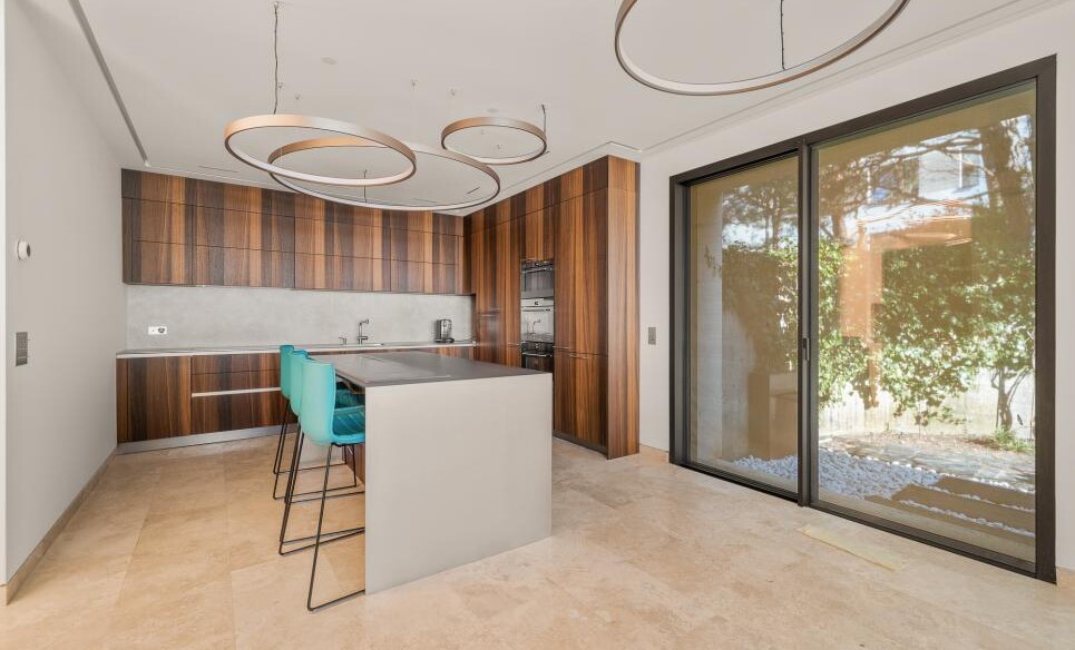 Moderne Designküche mit Insel