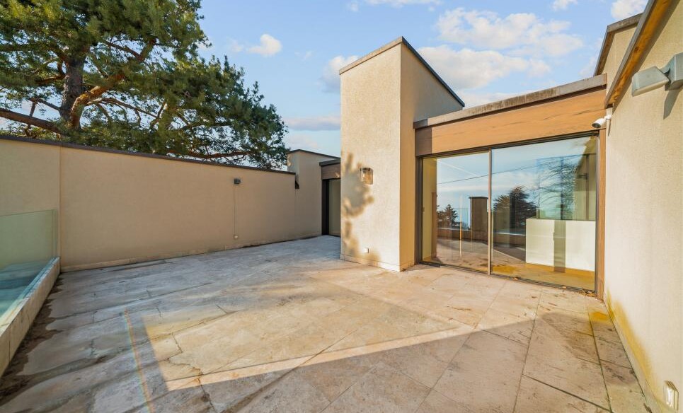 Große gepflasterte Terrasse mit Glasfront