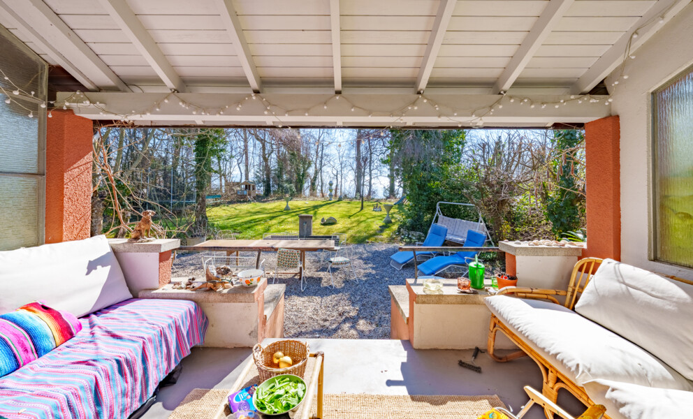 Überdachte Terrasse mit Gartenblick