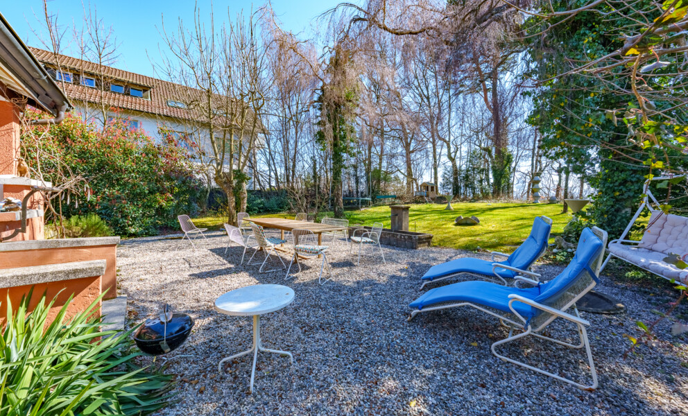 Garten mit Terrasse und Liegen