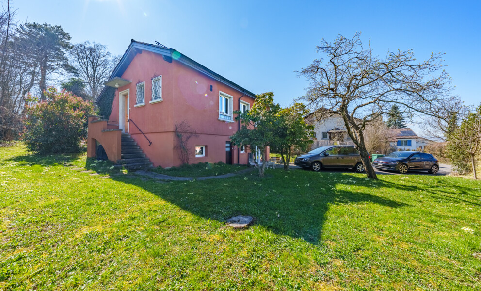 Außenansicht eines Wohnhauses mit Garten