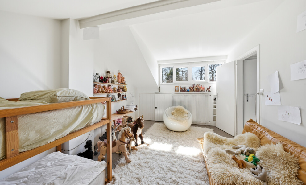 Helles Kinderzimmer mit Spiel- und Sitzbereich
