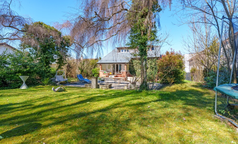 Großer Garten mit Terrasse und Wohnhaus