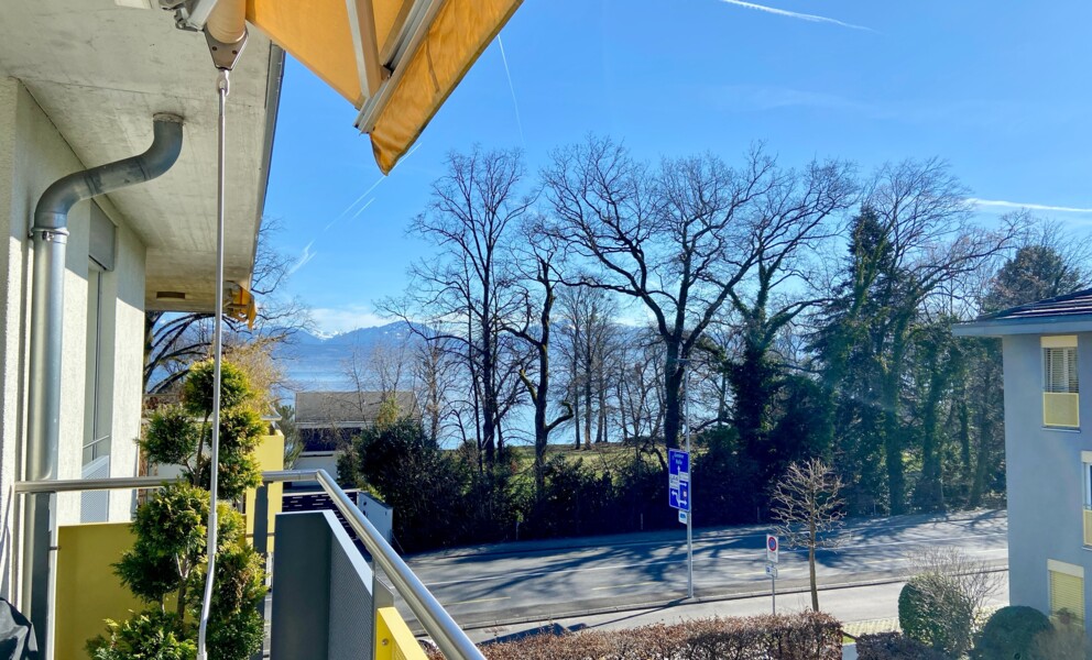 Balkonblick auf See und Straße