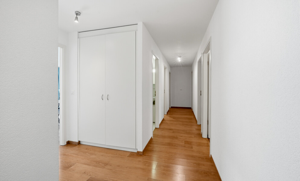 Heller Flur mit Einbauschrank