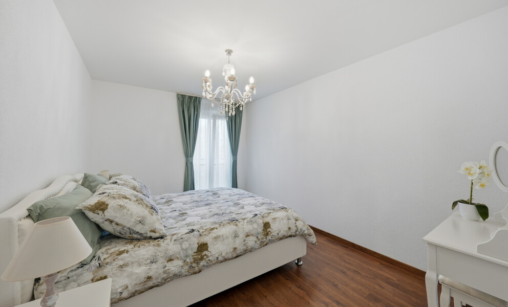 Schlafzimmer mit Doppelbett und Kronleuchter